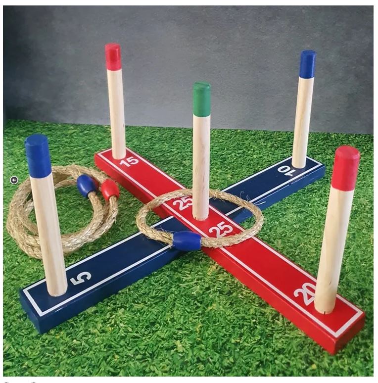 RING TOSS - משחק ענק מעץ לגינה/חצר: קליעה למטרה השחלת טבעות. 
המשחק כולל: 5 טבעות + בסיס מעץ למשחק עם נקודות + 5 מוטות המתחברים לבסיס.
מידות: 40x40 ס”מ, גובה 18 ס”מ. 
