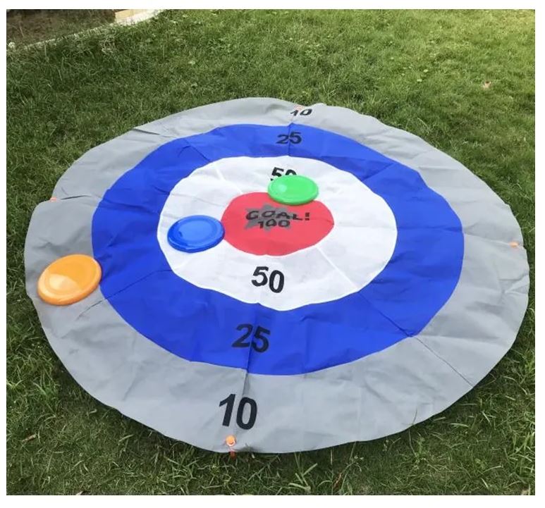 משחק ענק לגינה/חצר: משטח קליעה למטרה ודיסקיות – 1.95 מטר. 
סט משחק קליעה למטרה של דיסקיות.
המשחק כולל: משטח ענק בקוטר 1.95 מטר! עשוי מבד לא ארוג + 3 דיסקיות מפלסטיק בקוטר 17 ס”מ (בצבעים שונים) + 4 מסמרים מפלסטיק לקיבוע המשטח לאדמה (שלא יעוף ברוח).