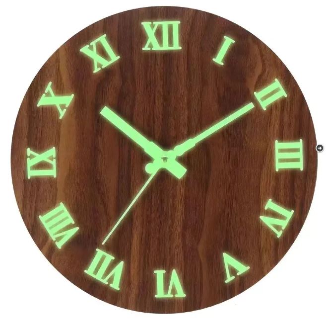 שעון קיר מקורי קוטר השעון 29.5 ס”מ. 
עם ספרות רומיות ומחוגים זוהרים בחושך. 
במהלך היום הספרות והמחוגים נטענים באמצעות אנרגיית האור שיש בחדר ובלילה הם זוהרים. 
עשוי MDF איכותי ומהודר. 