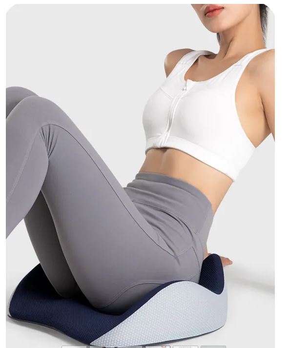 כרית ישיבה דונאט (עם חור) מויסקו – עוטפת את הירכיים. הרכב בד הכיסוי: פוליאסטר בד נושם.
מידות: רוחב-45 ס”מ, אורך-36 ס”מ, עובי-13 ס”מ (בחלק ההכי עבה). כרית עשויה מ-100% ויסקו/קצף זיכרון באיכות גבוהה – שמתאים לצורה האישית שלך ועוזר למנוע לחץ והחור באמצע הכרית מספק זרימת אוויר חופשית באזור האנורקטלי.
הכיסוי מאפשר אוורור ונושם – מאפשרת לכם לשבת בלי להרגיש חם או להזיע.
עיצוב ארגונומי לתמיכה היקפית.
עוטפת את הירכיים לתמיכה מושלמת מכל הכיוונים.
כיסוי נשלף לשטיפה.
תחתית כיסוי הכרית מחוספסת ומונעת החלקה או תזוזת הכרית.
כרית עם חור באמצע – לעצם הזנב, סיאטיקה, טחורים, הקלה בכאבי עצם העוקץ.