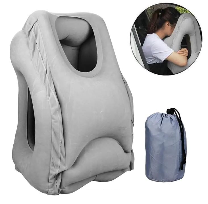 כרית מתנפחת לשינה בישיבה (לטיסה, רכבת, רכב).
חומר: PVC כולל ציפוי קטיפתי.
מידות: גובה 45.20 ס”מ, רוחב 27 ס”מ, עומק 27 ס”מ.
משקל: 360 גרם. 