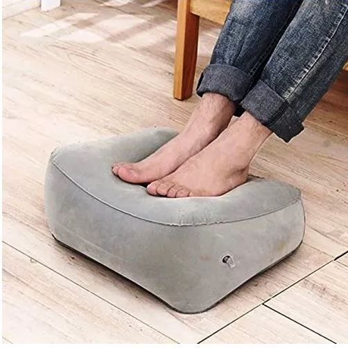 הדום מתנפח לרגליים – לטיסות, למשרד ולבית. 
מידות: רוחב-43 ס”מ, אורך-36 ס”מ, גובה-17 ס”מ בחלק הנמוך, 24 ס”מ בחלק הגבוה. 
הכרית מתקפלת ומתנפחת בקלות כך שניתן לשאת אותה לכל מקום ולא תופסת הרבה מקום.
עשויה מ PVC. 
משקל: 200 גרם. 