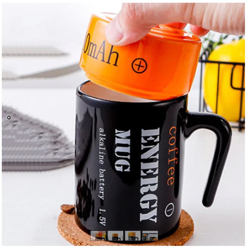 ENERGY MUG - מאג אנרגיה בעיצוב סוללה. 
מאג בעיצוב ייחודי: מאג בעיצוב סוללה עם מכסה (ממש כמו סוללה אמיתית). 
מידות: גובה ספל 10 ס”מ + 3.5 ס”מ מכסה, רוחב 11 ס”מ (כולל ידית).
תכולה 350 מ”ל. 
מתנה מושלמת לכל חובבי הקפה וכמתנה סימבולית לאנרגיה.