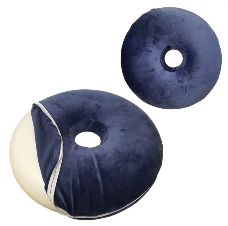 כרית ישיבה טבעת/דונאט (עם חור), מויסקו Memory Foam. 
מידות: קוטר 39 ס”מ , עובי 5.5 ס”מ. 
יתרונות הכרית: 
תמיכה מותאמת אישית: חומר המויסקו מתעצב לפי צורת הגוף ומפחית לחצים. עיצוב טבעתי (דונאט): עוזר להפחית את הלחץ ומצוין לשימוש לעצם הזנב, סיאטיקה, טחורים, הקלה בכאבי עצם העוקץ. 
נוחות אולטימטיבית: אידאלית למי שיושב שעות רבות מול מחשב, נהגי רכב.
קלות בשימוש: הכרית קלה לנשיאה ונוחה לשימוש בכל מקום – בבית, במשרד, ברכב ועוד.
שיפור איכות החיים: עם כרית זו ניתן לשבת בנוחות, להפחית כאבים ולהימנע מההשלכות הבריאותיות של ישיבה ממושכת. 