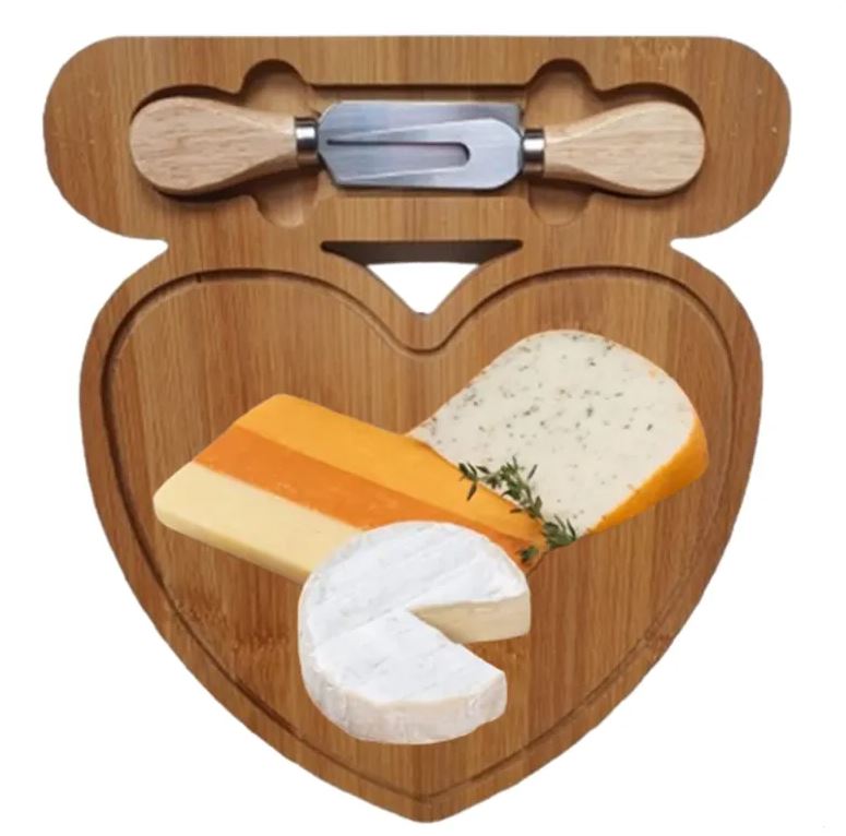 מגש גבינות מעץ 31x25 ס”מ עובי 1.5 ס”מ, בעיצוב לב, עם סכין ומזלג. 
מגש קומפקטי עשוי עץ איכותי וסכין ומזלג איכותיים שמאפשרים לחתוך ולהגיש את הגבינות בצורה מושלמת.