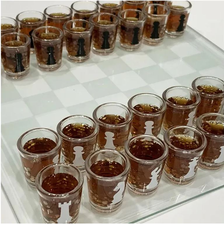 משחק שתייה שחמט שוטים. 
לוח שחמט שוטים מרהיב ויוקרתי שכולו זכוכית (הלוח + הכלים). 
מידות הלוח: אורך: 34x34 ס”מ. 
32 כלי משחק בצורת כוסות שוט – כל כלי הוא גם כוס. מידות הכוסות שוטים: קוטר 3.5 ס”מ, גובה 4.5 ס”מ.  
