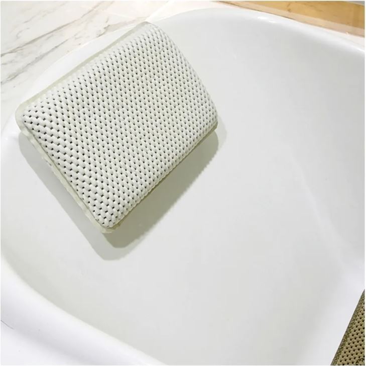 כרית מפנקת לאמבטיה ולג’קוזי 28x20 ס”מ, עובי 6 ס”מ. נצמדת בעזרת גומיות וואקום קטנות לאמבט/ג’קוזי ומאפשת להניח את הראש בנוחות מקסימאלית ולהתפנק. 
נצמדת בקלות באמצעות פקקי וואקום מובנים בכרית.