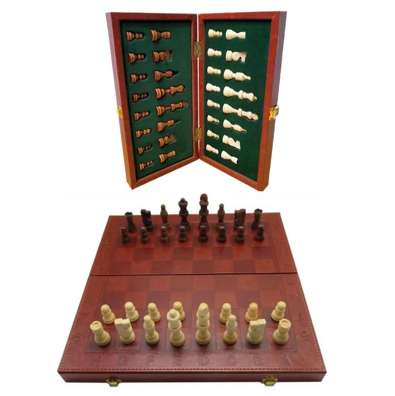 סט שחמט מעץ. לוח משחק (מתקפל למזוודה) מעץ מעוצב בקפידה, מרופד דמוי עור – אידאלית לנשיאה, אחסון והגנה על הסט. 
מידות הלוח (במצב פתוח): 30x30 ס”מ – עובי 2.5 ס”מ.
חיילים מגולפים ביד מעץ מלא – כל פריט הוא יצירת אמנות.
ריפוד פנימי איכותי – שומר על כל כלי המשחק בצורה מושלמת.