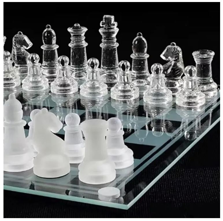 Glass Chess – משחק שחמט 34x34 ס”מ מזכוכית בעיצוב אלגנטי.
הלוח והכלים עשויים מזכוכית יוקרתית, עבה ואיכותית, חצי זכוכית חלבית וחצי זכוכית טבעית שקופה – בעיצוב שמשלב מסורת עם חדשנות. 
קל לניקוי ועמיד לאורך זמן – הזכוכית האיכותית עמידה בפני שריטות קלות וקל לנקות אותה.