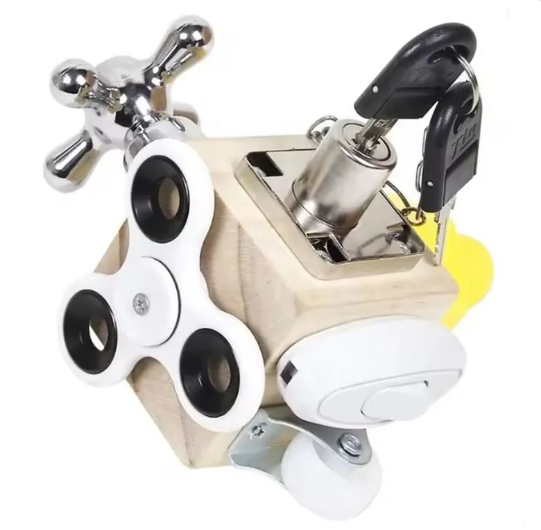 BUSY CUBE - קוביית תעסוקה עם 7 פידג’טים לשחרור מתח וריכוז.  
בקובייה 7 פידג’טים מגוונים ומסקרנים על גבי דפנות קוביה עשוי מעץ:
בורג מסתובב (מפלסטיק), מנעול בטיחות עם מפתח
סיבובית (פידג’ט ספינר), ברז מסתובב,  מתג (2 מצבים),  גלגל מסתובב.
כל צד של הקובייה מציע חוויה טקטילית שונה, שמפעילה את הדמיון, מקדמת קואורדינציה, ומספקת תעסוקה יעילה.