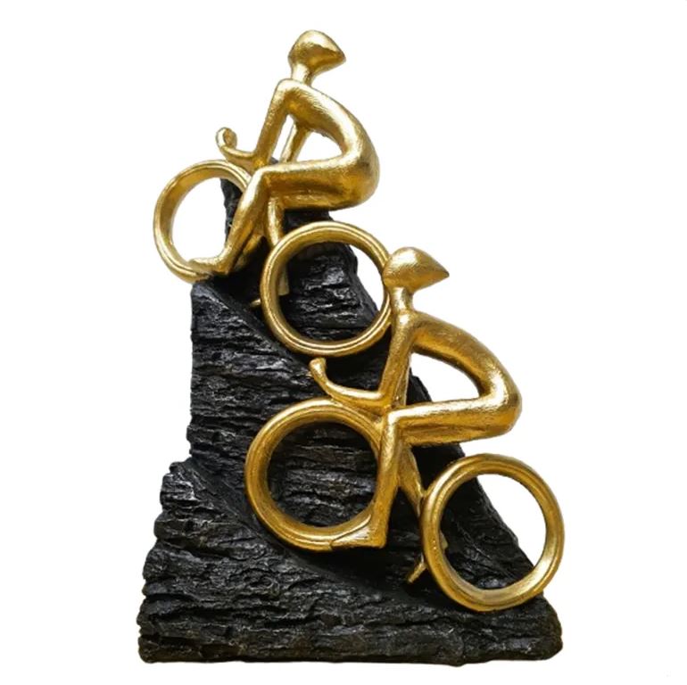 פסל אומנותי “רוכבים אל הפסגה” – סמל לשאיפה, כח רצון ומאמץ. 
מידות: 21.5x32 ס”מ, עומק 13 ס”מ. 
הפסל עשוי מפולירזין, עשוי מחומרים עמידים ואיכותיים, המבטיחים עמידות לאורך זמן ושמירה על מראה מרשים.
גימור מרהיב: גימור מוזהב ושחור מעניק לפסל מראה יוקרתי ואלגנטי, המתאים לכל סגנון עיצובי.