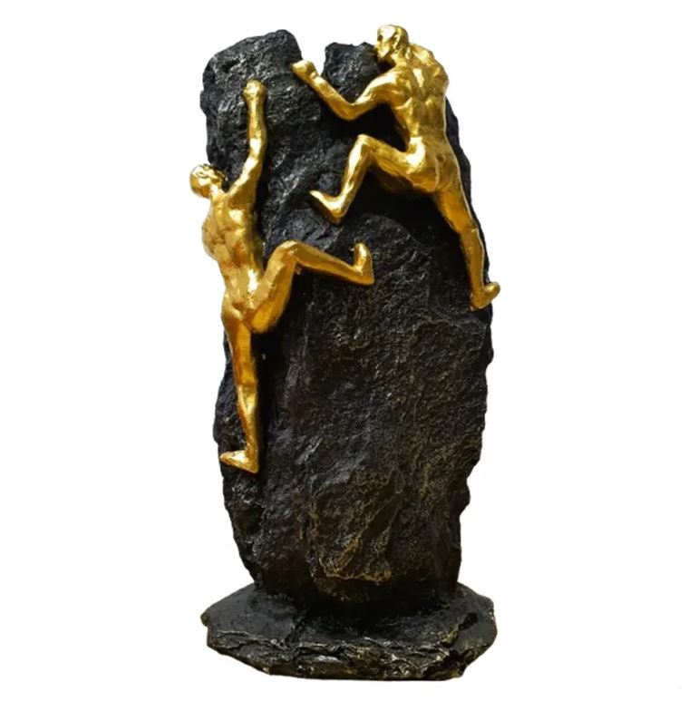 פסל אומנותי “טיפוס לפסגה” – סמל לנחישות, שאיפה והישגיות. 
מידות: 13x28 ס”מ, עומק 9 ס”מ. 
הפסל עשוי מפולירזין, עשוי מחומרים עמידים ואיכותיים, המבטיחים עמידות לאורך זמן ושמירה על מראה מרשים.
גימור מרהיב: גימור מוזהב ושחור מעניק לפסל מראה יוקרתי ואלגנטי, המתאים לכל סגנון עיצובי.