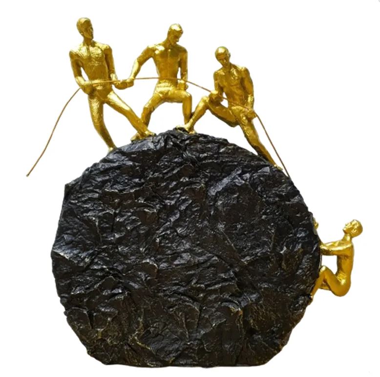 פסל אומנותי 24x26 ס”מ “עוצמת הקבוצה” – סמל לשיתוף פעולה ומחויבות הדדית. 
הפסל עשוי מפולירזין, עשוי מחומרים עמידים ואיכותיים, המבטיחים עמידות לאורך זמן ושמירה על מראה מרשים.
גימור מרהיב: גימור מוזהב ושחור מעניק לפסל מראה יוקרתי ואלגנטי, המתאים לכל סגנון עיצובי.