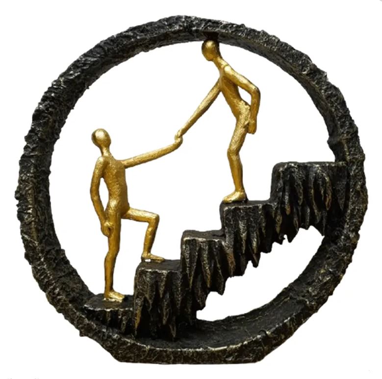 פסל אומנותי “מעגל החיים” – סמל לצמיחה ועזרה לאורך הדרך. 
מידות: 25x25 ס”מ, עומק 5 ס”מ. 
הפסל עשוי מפולירזין, עשוי מחומרים עמידים ואיכותיים, המבטיחים עמידות לאורך זמן ושמירה על מראה מרשים.
גימור מרהיב: גימור מוזהב ושחור מעניק לפסל מראה יוקרתי ואלגנטי, המתאים לכל סגנון עיצובי.