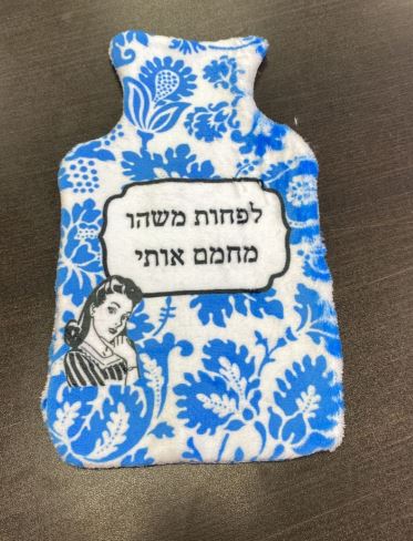 בקבוק מים חמים סיליקון בעיטוף כיסוי מבד קורל פליז.
גודל הכיסוי: רוחב 18 ס