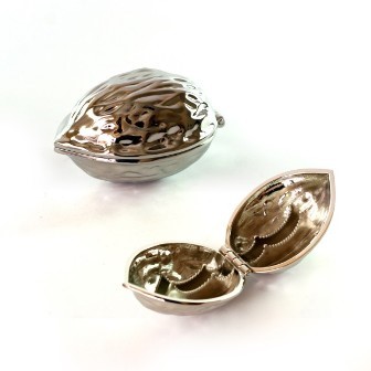 מפצח אגוזים אגוז אגוז. 
