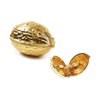 מפצח אגוזים אגוז גדול.
