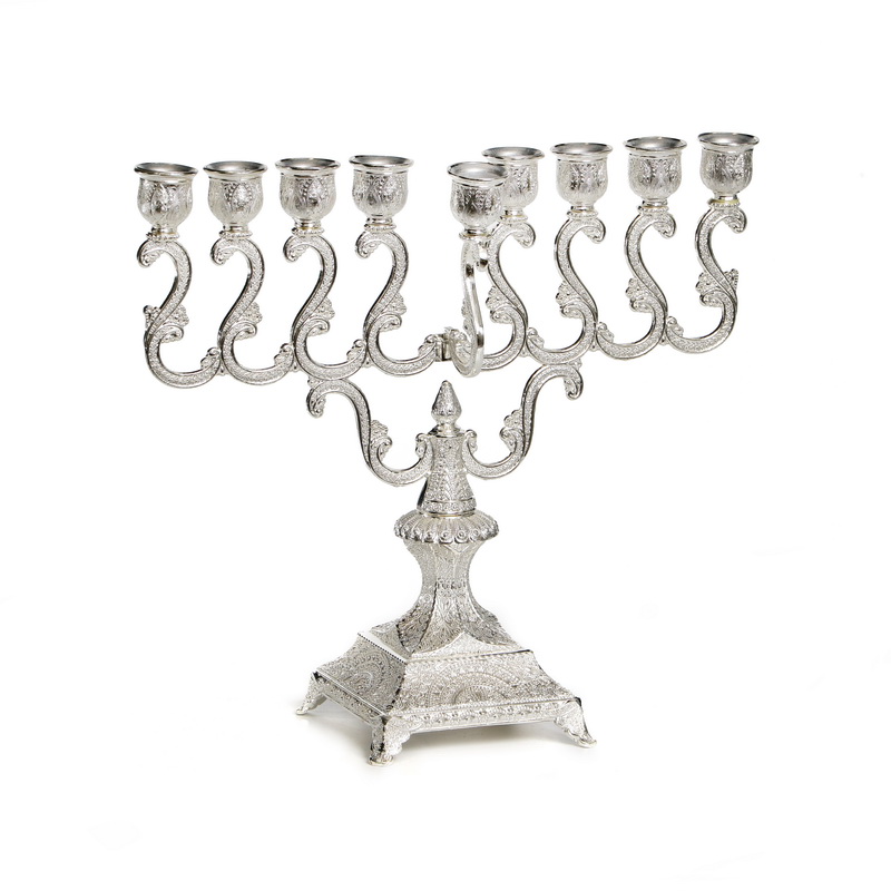 חנוכייה טווס H29, ציפוי כסף. 
חומר עיקרי: מתכת.