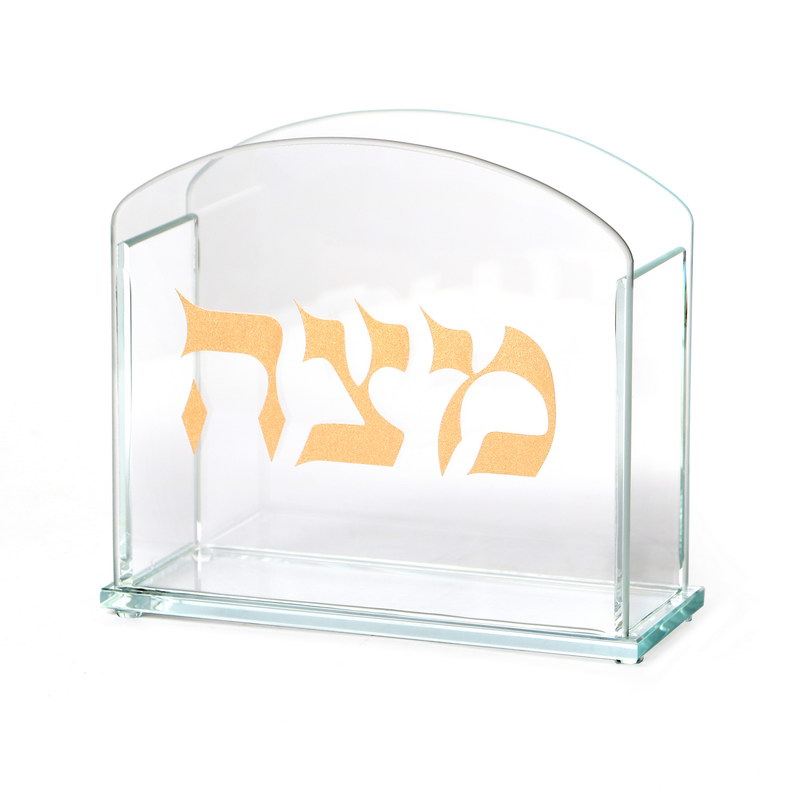 מעמד למצה זכוכית שקופה כיתוב זהב. 
גובה 19 ס”מ עומק 7 ס”מ. 
חומר עיקרי: זכוכית. 