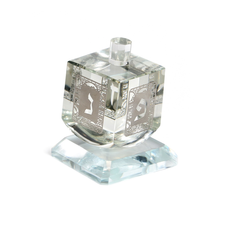 סביבון קריסטל גדול משולב כסף. 
חומר עיקרי: קריסטל. 