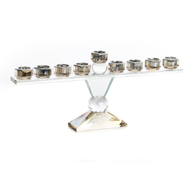 GENESIS - חנוכייה קריסטל קנים צבעוניים ענבר/כסף 35x4.5 ס”מ.  
חומר עיקרי: זכוכית. 