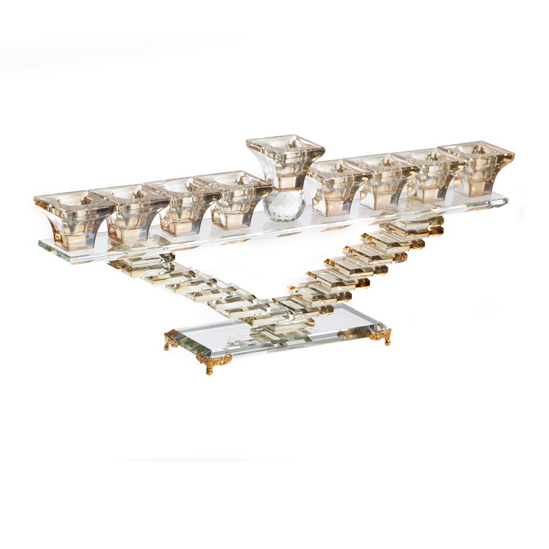 חנוכייה קריסטל ענבר “מדורג” רוחב 36 ס”מ. 
חומר עיקרי: זכוכית. 