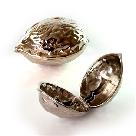 מפצח אגוזים אגוז גדול. 
