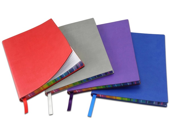 אוצר קשת - מחברת A5, כריכת PU רכה, 96 דפי שורה, דפים לבנים.
קצה דף בצבעי הקשת, סימניה בצבע תואם עם לוחית מתכת. 
פתיחה עברית/אנגלית.