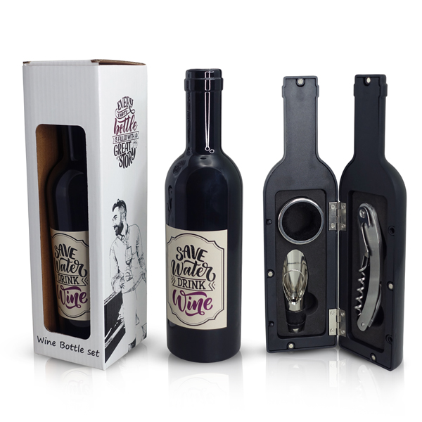 ערכת יין בבקבוק. 
ערכה בעיצוב בקבוק יין, כוללת פותחן, מוזג וטבעת אנטי‐טפטוף.
גובה 23.5 ס