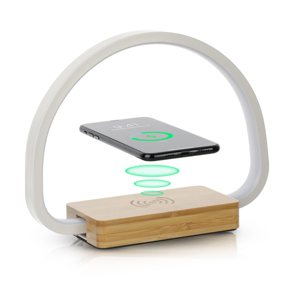 מנורת שולחן יוקרתית במבוק/מתכת 23x21x8 ס״מ, עם משטח טעינה אלחוטי 15W. 
כולל כבל טעינה USB.
3 מצבי תאורה קר/חם/משולב.
נורת לד נדלקת על ידי חיישן מגע.