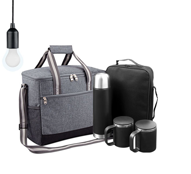 סט קמפינג הכולל: 
לאטה - סט טרמוס ו-2 ספלים מנירוסטה בתיק נשיאה, 
קליף - צידנית משפחתית מאריג איכותי, תלי-אור - נורת לד עוצמתית דמוי נורה תלויה.