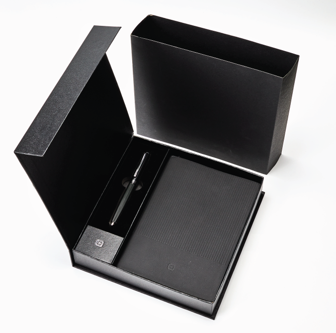 סט סוויס מחברת ועט. 
הסט כולל:
עט סוויס ביזנס שחור.
מחברת A5, כריכה THERMO PU המתאימה לחריטות לייזר והטבעות.
100 עמודים.