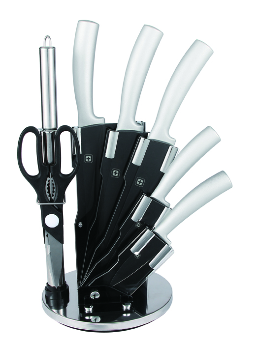 סט 8 חלקים: 
5 סכיני שף, משחזת, מספריים ומעמד שולחני מסתובב Swiss. 
עשוי מפלדת אל חלד בעלת ציפוי ייחודי למניעת הדבקות לסכין בעת חיתוך, ועם נירוסטה השומרת על חיי הלהב ומבטיחה חדות ממושכת, ביצועים גבוהים ועמידות לאורך שנים ועמידה בפני קורוזיה. 
ידיות הסכינים מחוזקות ויציבות.

