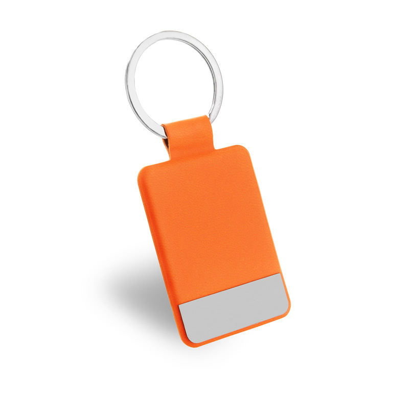 מחזיק מפתחות עור עם לוחית מתכת.