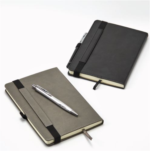 מחברת A5 יוקרתית.
דמוי עור + סגר גומי ומקום לעט.
כריכת  דמוי עור PU תרמו המאפשר חריטת לייזר או הטבעות חום ייחודיות לחומר זה.
סגירת גומי סימניה ,מקום לעט, נייר קרם איכותי.
מחברת 120 עמודים.