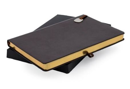 מחברת A5 דמוי עור סימנית מתכת ציפוי מוזהב/מוכסף עם 134 דפים.
כריכת TERMO PU דמוי עור.
סימנית ספר אבזם מתכת.
דפי קרם ציפוי מוזהב / מוכסף, מקום לעט.