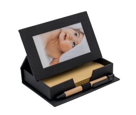 מעמד ניירות ממו ממוחזר עם תמונה ועט. 
מידות: 16x11.5x3.5 ס