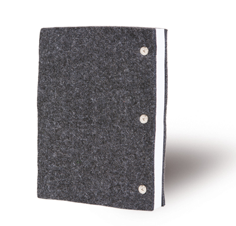 מחברת עם פרפורציה מכריכת בד קנבס ממוחזר.
מידות: 18x13 ס״מ.