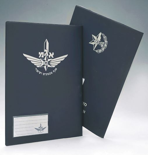 פולדר גמיש מצופה PVC. כרטיס לפרטים בחזית, מנגנון תיוק, כיסים שקופים להכנסת חומר. 
בחלק הפנימי: פס מנגנון תיוק גמיש ושני כיסים שקופים להכנסת החומר