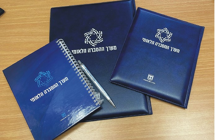 מכתביה מהודרת עם בלוק כתיבה ועט. 
שני גדלים של המחברת לבחירה: A4 או A5. 