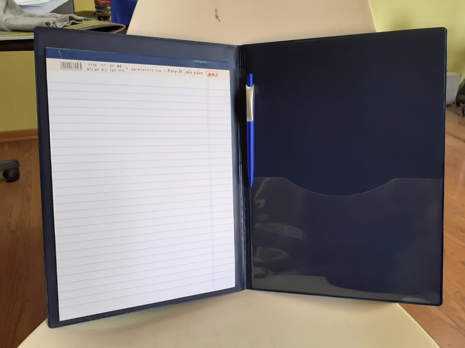 מכתבייה PVC פנורמית, מיוצרת מחומרים עבים.  
הדפסה צבע 1. 