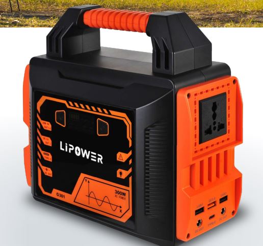 POWER STATION 300W - תחנת כוח ניידת, קלה, עמידה ובטוחה המאפשרת חשמל זמין בכל מקום. 
שקע AC ומגוון כניסות USB המתאימים למגוון גדול של מכשירי חשמל (סמרטפונים, לפטופים, מצלמות, תאורה, כלי עבודה חשמליים וכו