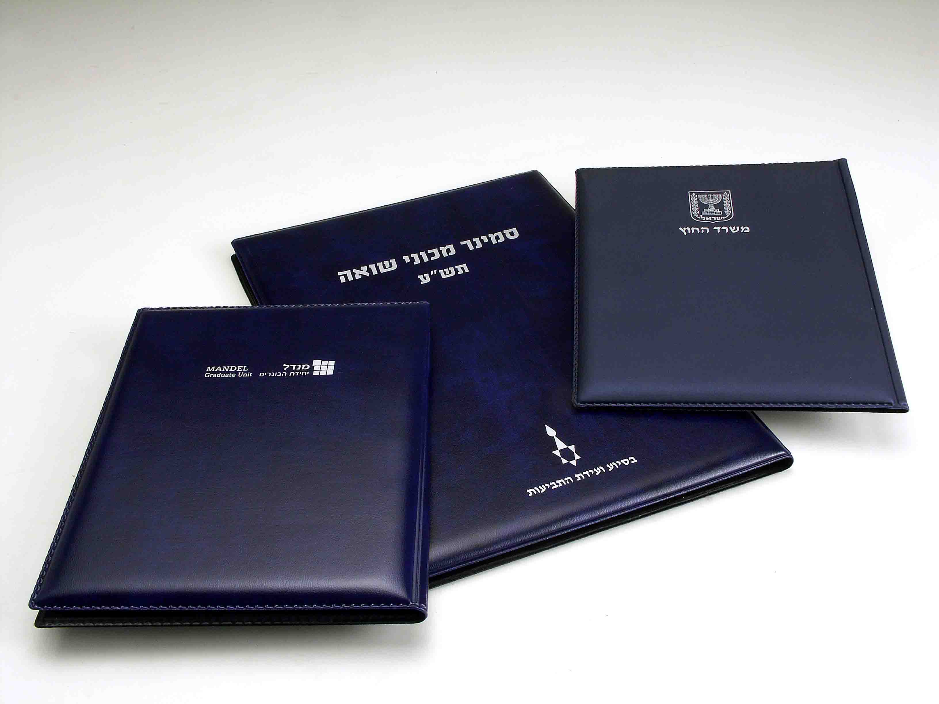 כריכות לתעודה בגדלים שונים ציפוי סקאי, פי.וי.סי או קטיפה. ניתן לשלב ריפוד, פינות מתכת, הדפסה או הטבעת חום. 
בחלק הפנימי 2 כיסים שקופים מלאים להכנסת תעודות.