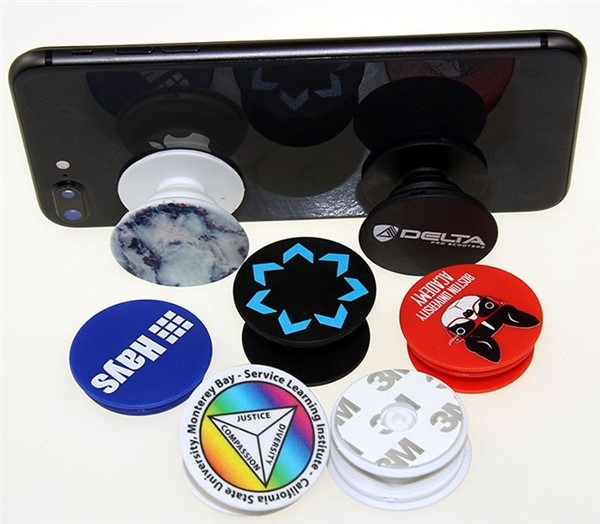 מעמד לסמארטפון נצמד לגב המכשיר ונשלף בקלות בעת הצורך
דקיק ואינו מפריע להכניס את המכשיר לכיס. 