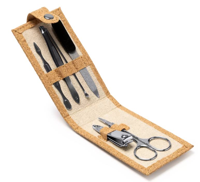 ערכת מניקור 6 חלקים עם נרתיק שעם טבעי בסגירת תי-תק מתכתי, 11x6x2 ס