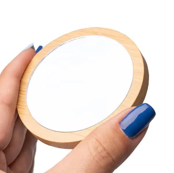 מראת כיס עם גב במבוק. 
קוטר 7 ס"מ.
עובי 1 ס"מ.