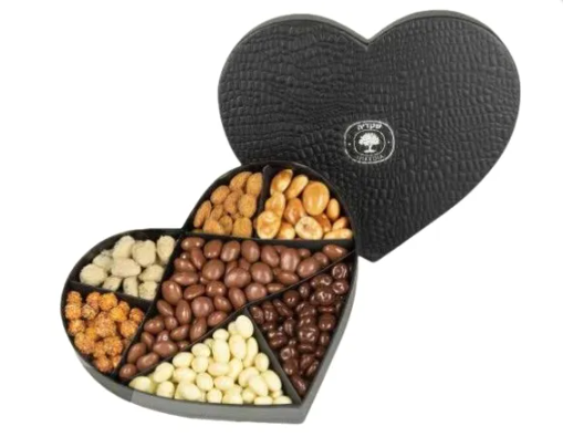 תיבת תלתן המכילה מבחר פירות יבשים ואגוזים מצופים בשוקולדים שונים, 1300 גרם. 