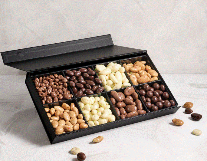 תיבת סביון המכילה מבחר פירות יבשים ואגוזים מצופים בשוקולדים שונים, 1300 גרם.