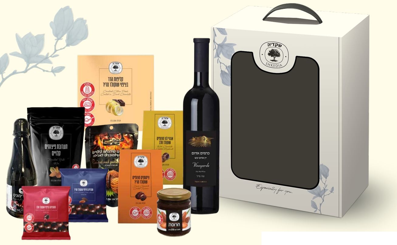 מזוודת חלון אגוז - מכילה: 
יין אדום בניימינה כרמים קברנה סוביניון |750 מ״ל.
חרוסת שקדיה 250 גרם.
אגוזי לוז בציפוי שוקולד חלב 120 גרם.
ערמונים קלופים שלמים ששון הקולה 100 גרם.
תערובת פיצוחים קלויים 150 גרם.
שקדים בציפוי שוקולד מריר 80 גרם.
חמוציות בציפוי שוקולד חלב 80 גרם.
צימוקים בציפוי שוקולד מריר 120 גרם.
רוטב רימונים 350 גרם.
קליפות הדר בציפוי שוקולד מריר 150 גרם.