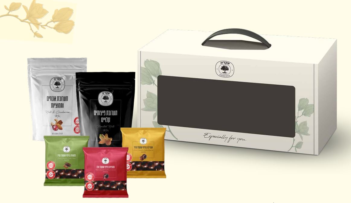 מזוודת חלון קטן - מכילה: 
אגוזי לוז בציפוי שוקולד מריר 80 גרם.
פקאנים בציפוי שוקולד מריר 80 גרם.
תערובת פיצוחים קלויים 150 גרם.
תערובת אגוזים וחמוציות 150 גרם.
חמוציות בציפוי שוקולד חלב 80 גרם.